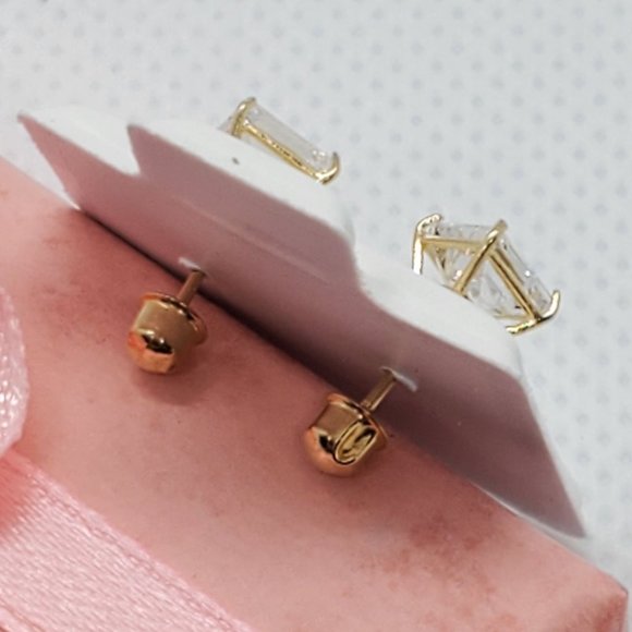 14 KT Yellow Gold Screw Backing Stud Earrings - Picture 8 of 9